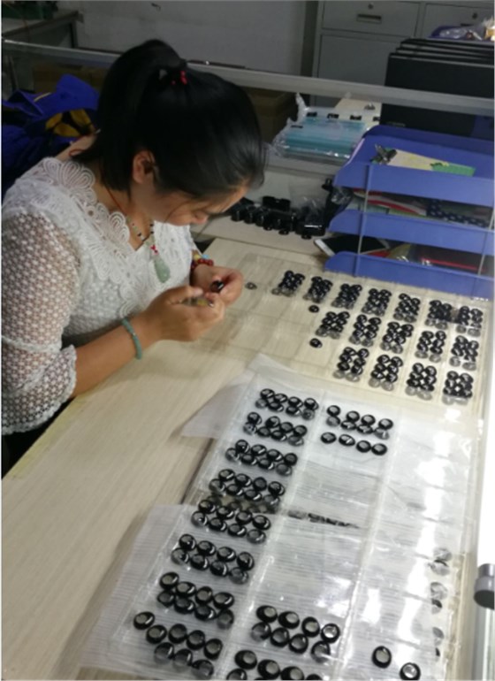 博騰納—10年注塑模具加工經(jīng)驗，專業(yè)定制耳機外殼